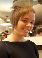 asymetryczne fryzury krótkie - uczesanie damskie z włosów krótkich zdjęcie numer 157A
